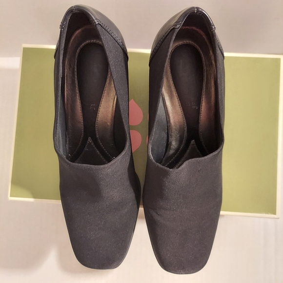 Naturalizer Kismet Black Stretch Shoes - Picture 7 of 14
